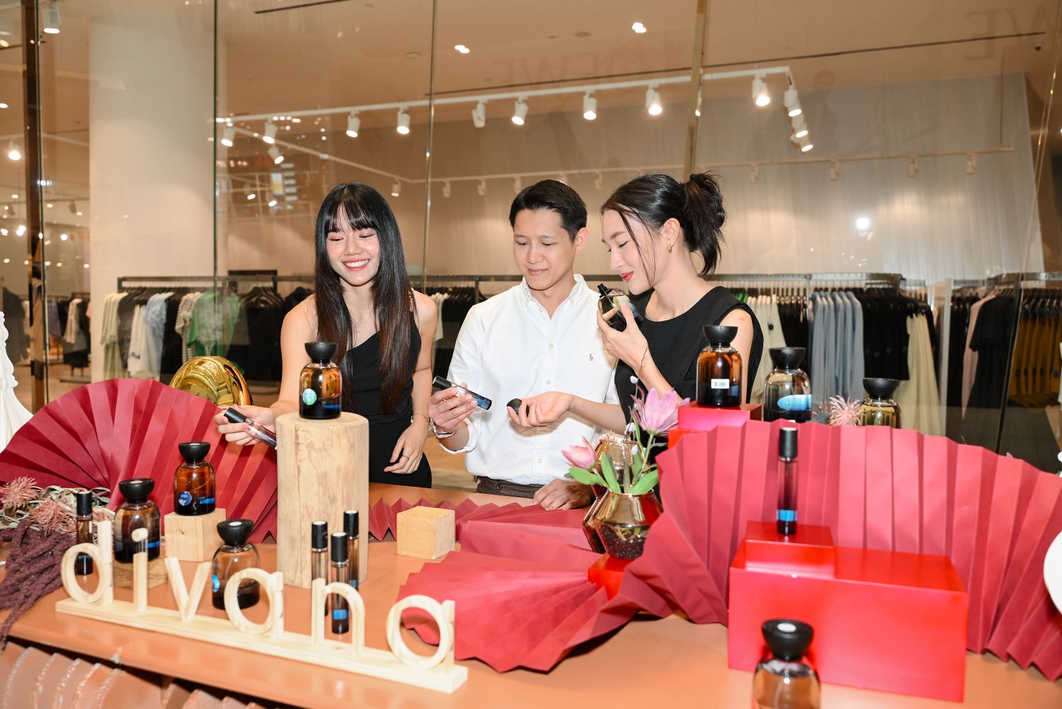 divana Perfumery เปิดประสบการณ์สร้างสรรค์น้ำหอมกลิ่นเฉพาะตัว พร้อมชื่นชมงานศิลป์ “บุษบกเกริน” ณ ไอคอนสยาม