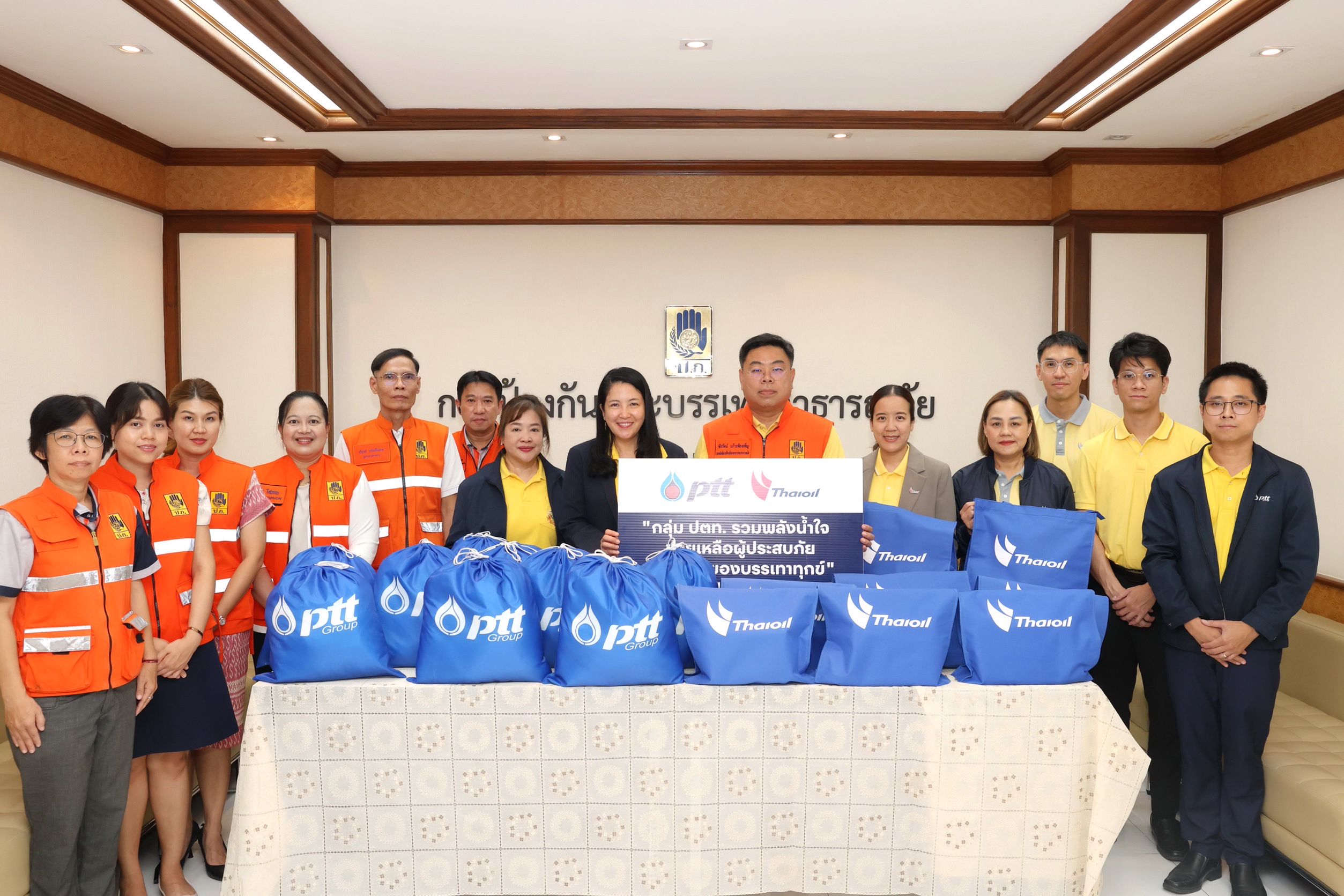 กลุ่ม ปตท. ส่งถุงยังชีพช่วยเหลือผู้อพยพจากเหตุการณ์ไม่สงบชายแดนไทย - กัมพูชา และผู้ประสบอุทกภัย