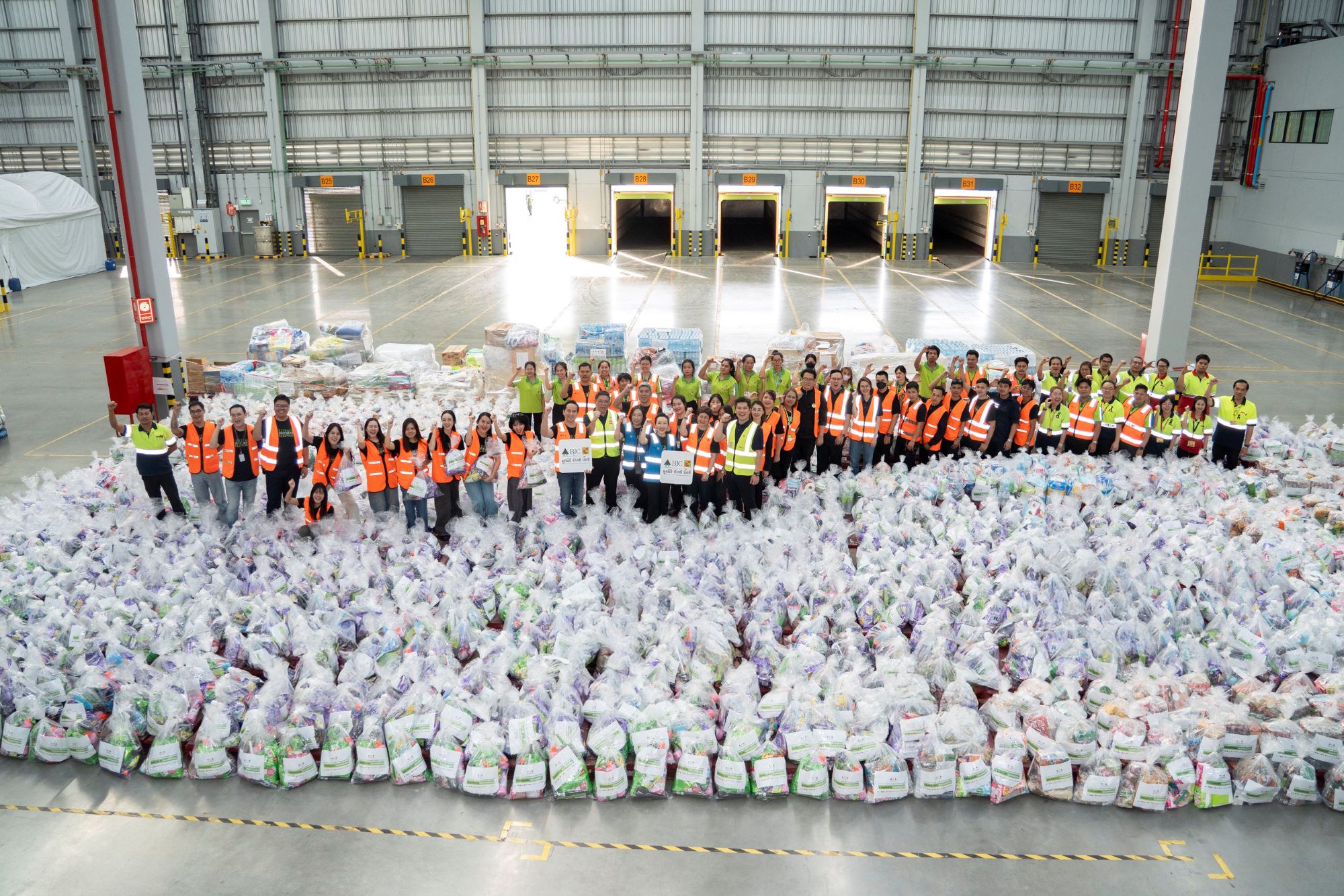 กลุ่มบีเจซี บิ๊กซี ระดมพลังจิตอาสาจัดทำถุงยังชีพ ส่งความช่วยเหลือผู้ประสบภัยน้ำท่วมภาคใต้