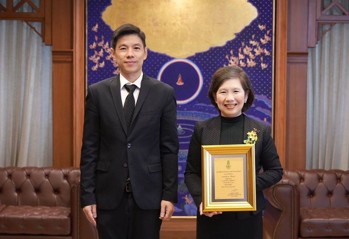 รองกรรมการผู้จัดการ ธอส. รับโล่ประกาศเกียรติคุณนิสิตเก่าดีเด่น มหาวิทยาลัยเกษตรศาสตร์